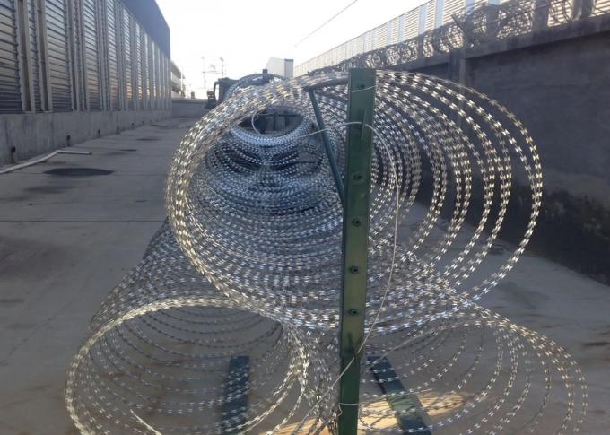 Stainless Steel BTO 22 Razor Wire , Razor Barbed Tape Wire For Defence 2