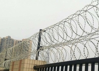 การป้องกันรั้วลวดหนาม 10mm-65mm Concertina Wire Mesh Fence