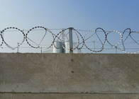 การป้องกันรั้วลวดหนาม 10mm-65mm Concertina Wire Mesh Fence