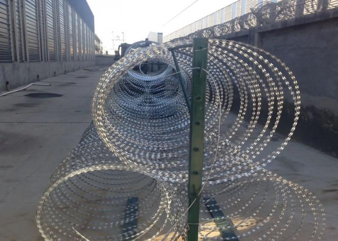 Stainless Steel BTO 22 Razor Wire , Razor Barbed Tape Wire For Defence 2