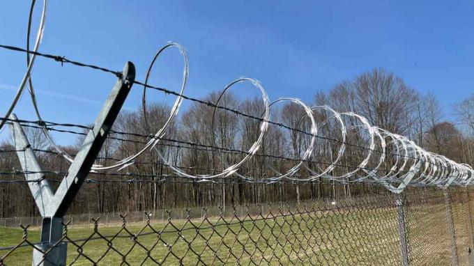 Hot dipped galvanized BTO-22 concertina razor wire security fence for  border 2