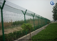 4.0-5.5mm Welded Mesh Fencing Keamanan Tinggi Lubang 50x100mm Dengan Rozor Tape / Kawat Berduri