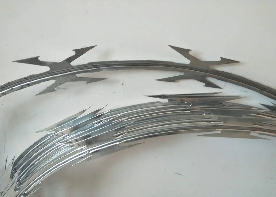 Heavy Zinc Coating BTO-60 Barbed Tape Concertina Wire , Razor Blade Barbed Wire